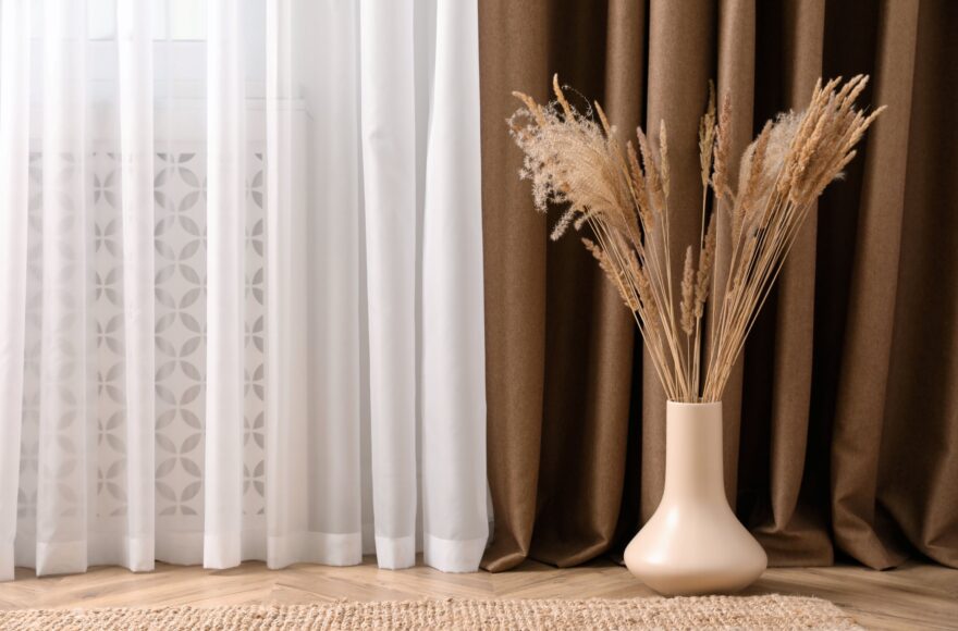 czy firanka powinna dotykać podłogi