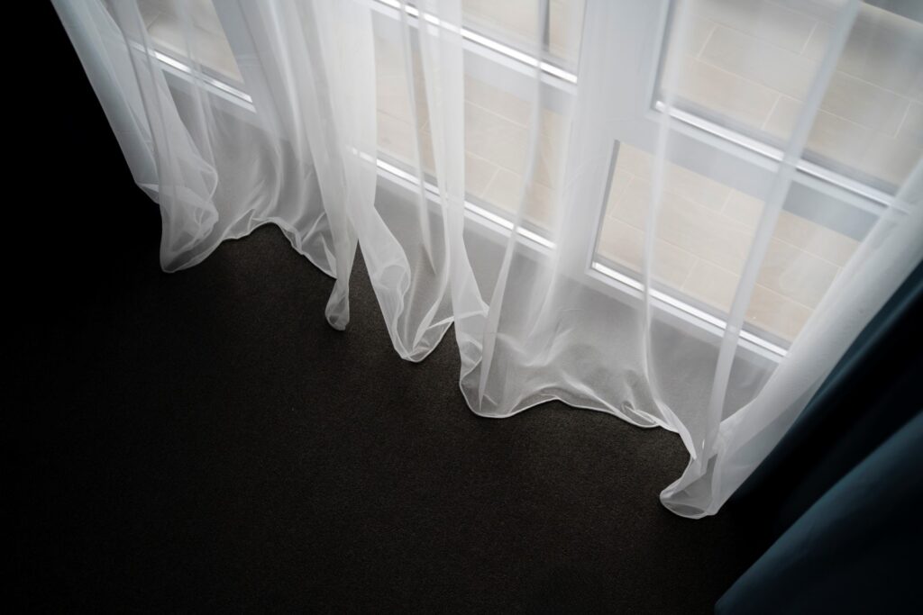 firanka dotykająca podłogi