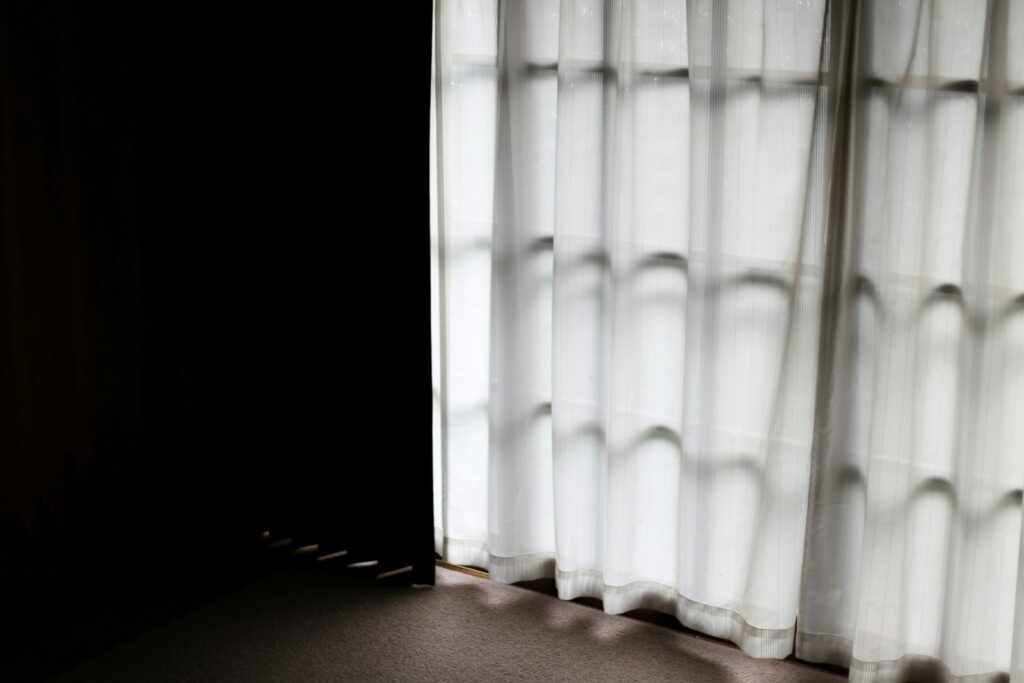 firanka lekko nad podłogą