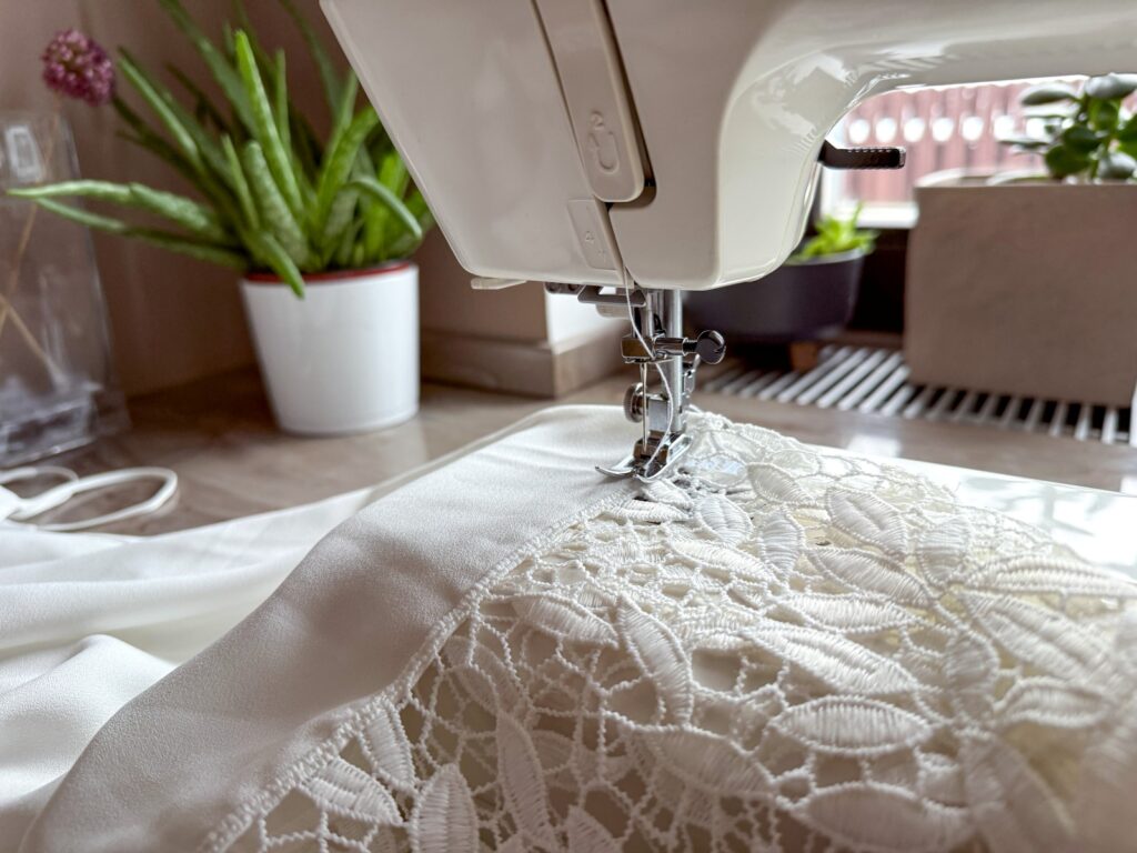 Jak skrócić firankę na maszynie do szycia
