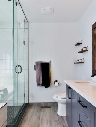 Z pod czy spod prysznica