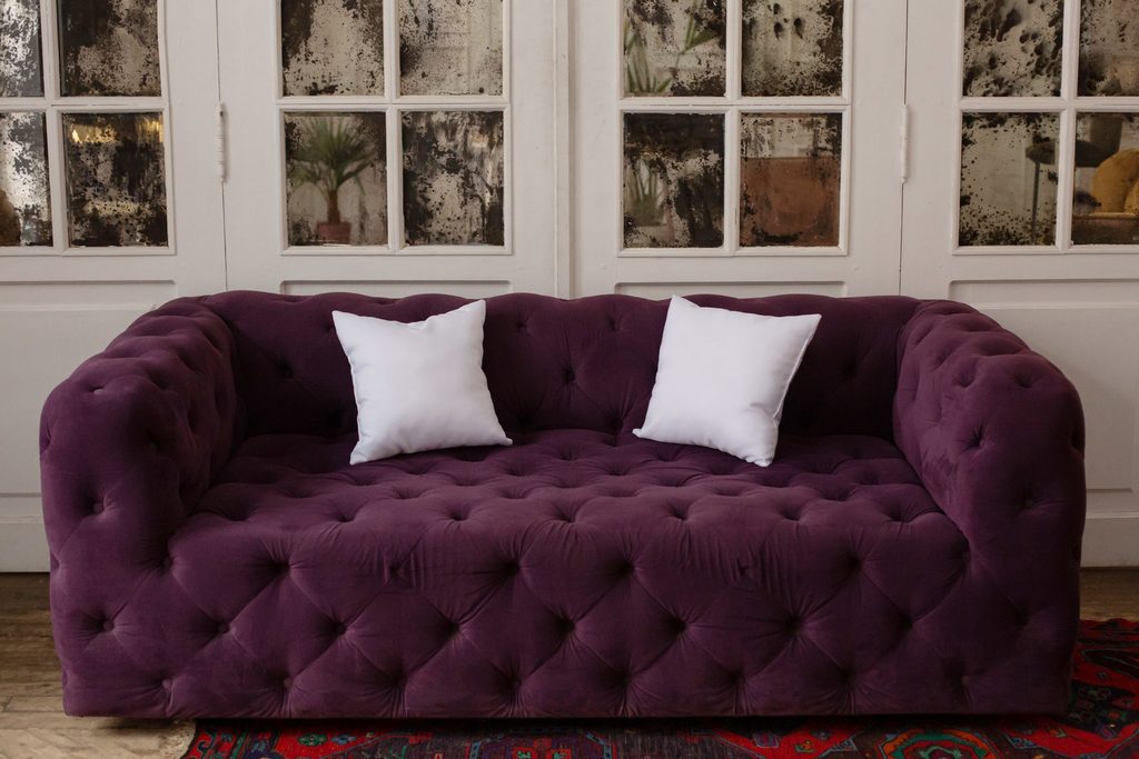 sofa w kolorze wrzosowym